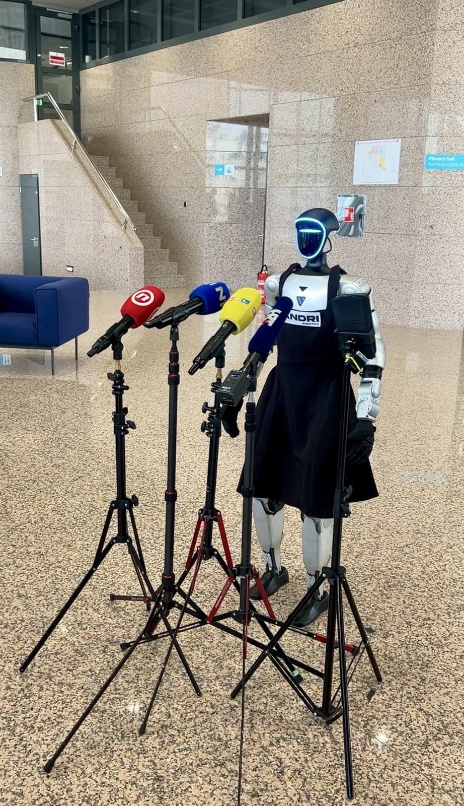 Press conference · Tonka