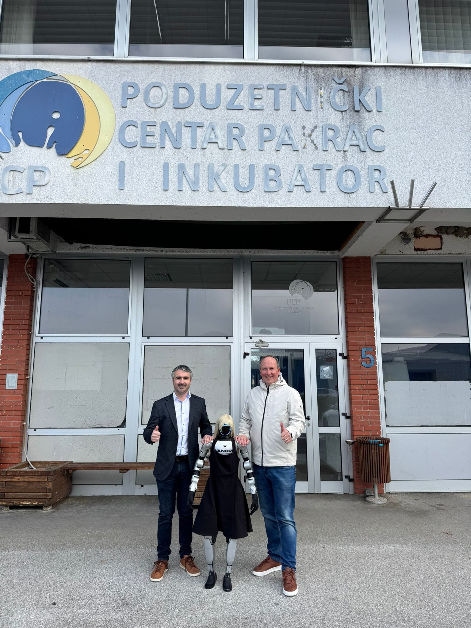 Vandri Robotics team in front of Poduzetnički centar Pakrac