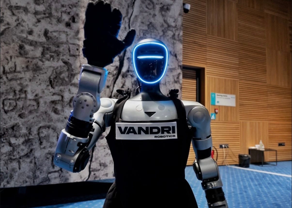 Humanoid robot Tonka waving at the National Council for Digital Transformation